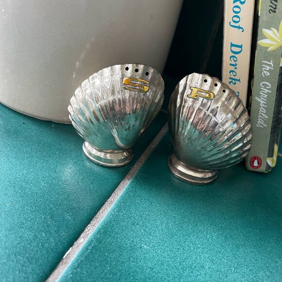 Vintage Clam Shell S&P Shakers - Picture 4 of 4